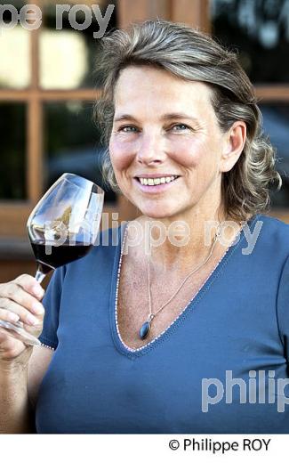 NICOLLE CROFT, DEGUSTATION VIN,  VINS DE BORDEAUX, GIRONDE. (33V49817.jpg)