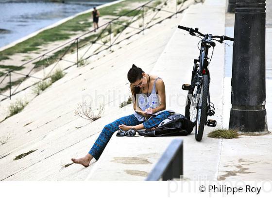 JEUNE FEMME SUR LES BERGES DU LEZ, MONTPELLIER, HERAULT, LANGUEDOC. (34F00914.jpg)