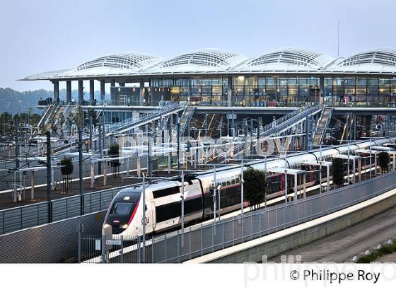 TGV INOUI ET LA  NOUVELLE  GARE TGV SUD DE FRANCE,  MONTPELLIER, HERAULT, LANGUEDOC. (34F01011.jpg)