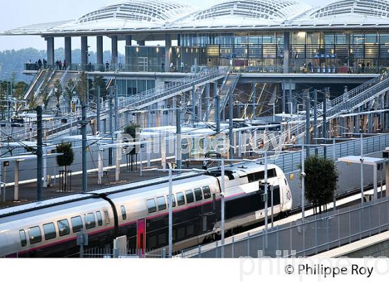 TGV INOUI ET LA  NOUVELLE  GARE TGV SUD DE FRANCE,  MONTPELLIER, HERAULT, LANGUEDOC. (34F01014.jpg)