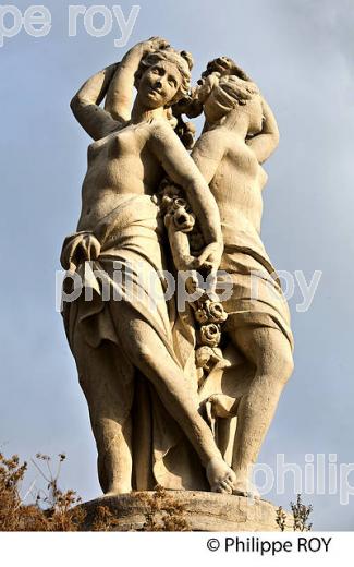 FONTAINE DES TROIS GRACES, PLACE DE LA COMEDIE, MONTPELLIER COEUR DE VILLE , HERAULT, LANGUEDOC. (34F01232.jpg)