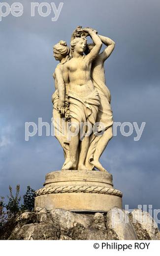 FONTAINE DES TROIS GRACES, PLACE DE LA COMEDIE, MONTPELLIER COEUR DE VILLE , HERAULT, LANGUEDOC. (34F01233.jpg)