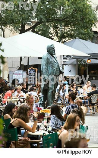 TERRASSE DE CAFE, PLACE  JEAN JAURES,  MONTPELLIER COEUR DE VILLE , HERAULT, LANGUEDOC. (34F01336.jpg)