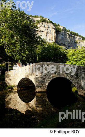 PONT ET RECULEE DE BAUME-LES-MESSIEURS, JURA, FRANCE (39F00710.jpg)