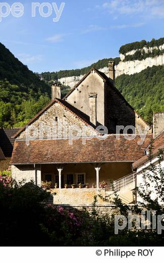 VILLAGE DE BAUME-LES-MESSIEURS ET RECULEES, JURA, FRANCE (39F00723.jpg)