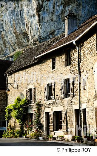 VILLAGE DE BAUME-LES-MESSIEURS, JURA, FRANCE (39F00724.jpg)