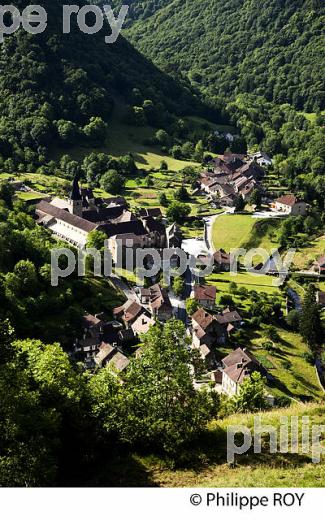 ABBAYE ET VILLAGE DE BAUME-LES-MESSIEURS, JURA, FRANCE (39F00737.jpg)