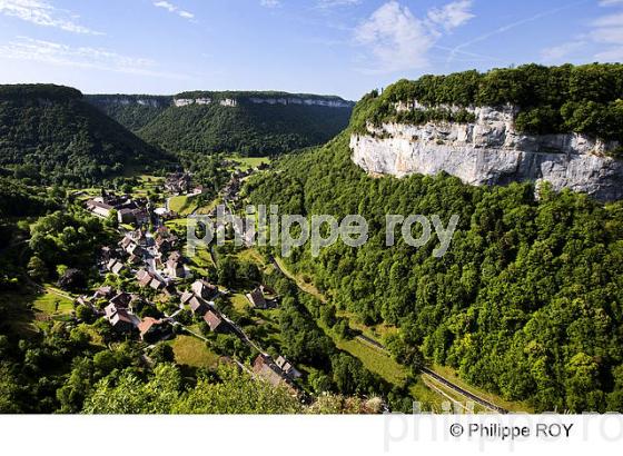 VILLAGE ET RECULEES DE BAUME-LES-MESSIEURS, JURA, FRANCE (39F00808.jpg)
