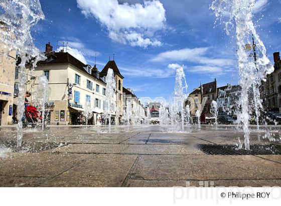 PLACE DE LA LIBERTE, LONS-LE-SAUNIER, JURA, FRANCE (39F01120.jpg)