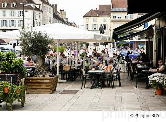 PLACE DE LA LIBERTE, LONS-LE-SAUNIER, JURA, FRANCE (39F01122.jpg)