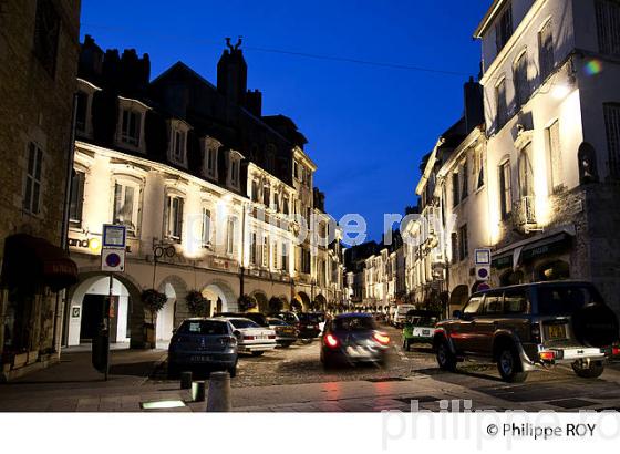 RUE DU COMMERCE, LONS-LE-SAUNIER, JURA, FRANCE (39F01233.jpg)