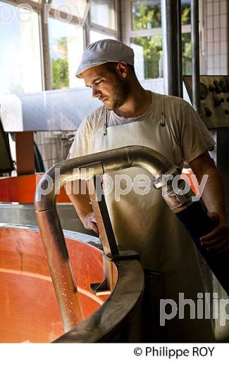 FABRICATION DU FROMAGE DE COMTE, JURA, FRANCE (39F02034.jpg)