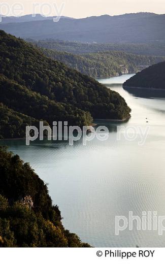 LAC DE BARRAGE DE VOUGLANS, JURA, FRANCE (39F02231.jpg)