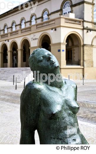 SCULPTURE DANS LA RUE, MONT DE MARSAN, LANDES, AQUITAINE. (40F01425.jpg)