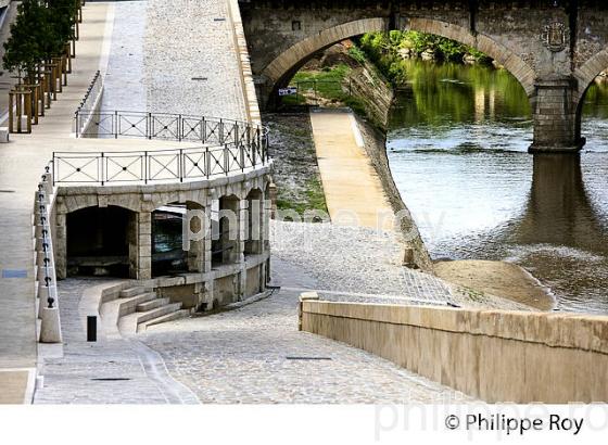 LAVOIR DE LA CALE , MONT DE MARSAN, LANDES, AQUITAINE. (40F01520.jpg)