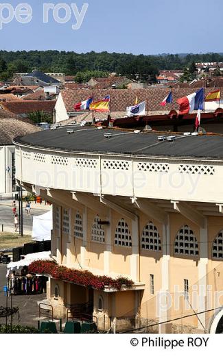 LES ARENES DU PLUMACON, MONT DE MARSAN, LANDES, AQUITAINE. (40F01529.jpg)