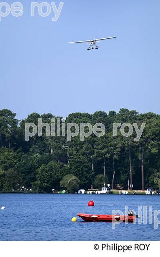 VOL EN HYDRAVION , HYDRO ULM, LAC DE BISCARROSSE, COTE ATLANTIQUE, LANDES, AQUITAINE. (40F02320.jpg)