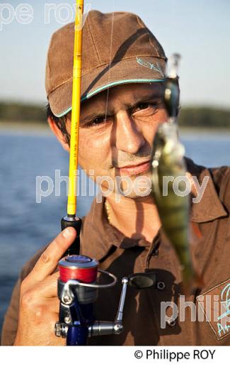 PECHE A LA LIGNE AU LANCER, LAC DE SANGUINET, LANDES, AQUITAINE. (40F03230.jpg)