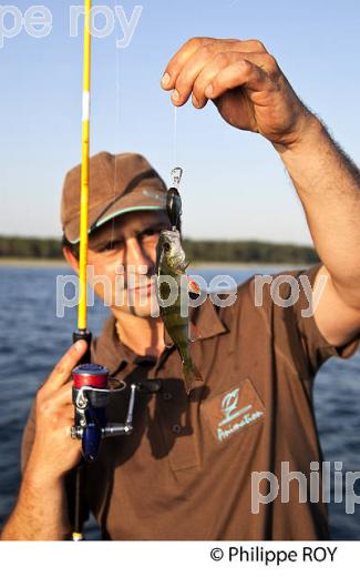 PECHE A LA LIGNE AU LANCER, LAC DE SANGUINET, LANDES, AQUITAINE. (40F03231.jpg)