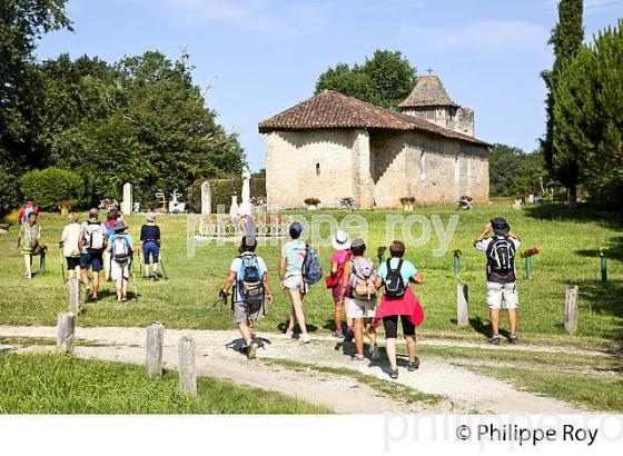 RANDONNEURS ET EGLISE ROMANE DE NOTRE DAME DES CYCLISTES, PRES DE LABASTIDE D' ARMAGNAC, LANDES. (40F03625.jpg)