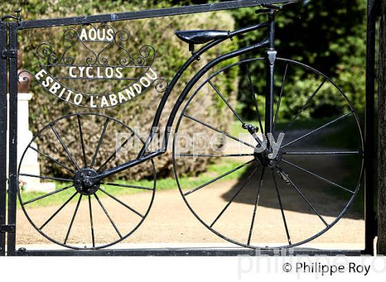 PORTAIL DU SANCTUAIRE  DE NOTRE DAME DES CYCLISTES, PRES DE LABASTIDE D' ARMAGNAC, LANDES. (40F03627.jpg)