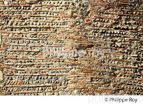 MUR  DE MAISON EN BRIQUE ET GALETS DE L' ADOUR,  AIRE SUR L' ADOUR, LANDES. (40F03731.jpg)