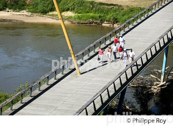 LA PASSERELLE SUR L' ADOUR , VILLE DE DAX, LANDES. (40F05134.jpg)