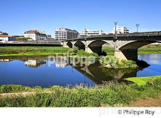 L' ADOUR ET LE VIEUX PONT , VILLE DE DAX, LANDES. (40F05139.jpg)