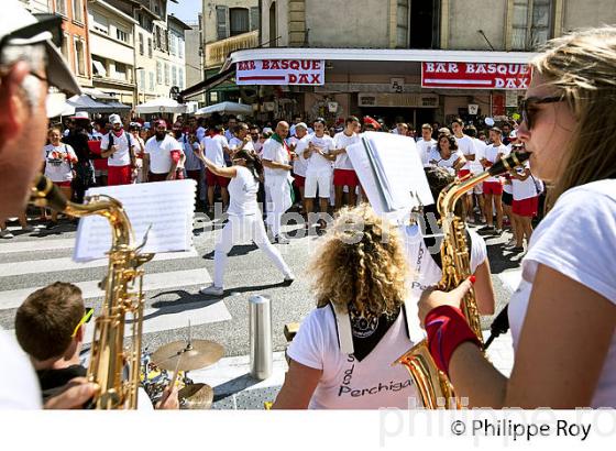 BANDA ET FESTAYRES, DANS LA  RUE,  FETES DE DAX, LANDES, GASCOGNE. (40F05908.jpg)