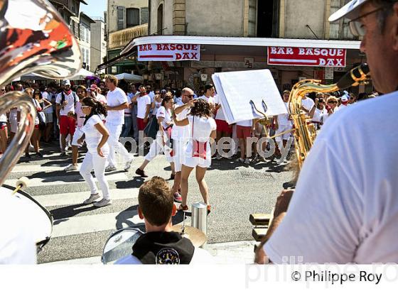 BANDA ET FESTAYRES, DANS LA  RUE,  FETES DE DAX, LANDES, GASCOGNE. (40F05910.jpg)