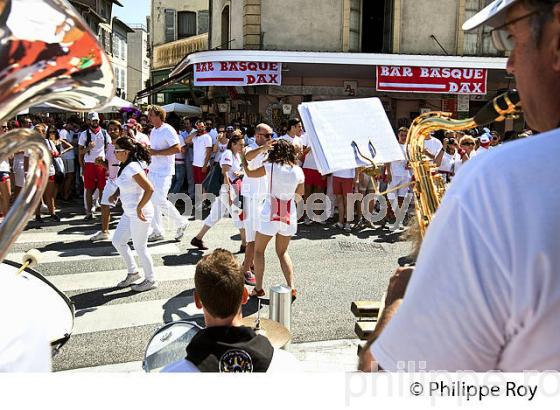 BANDA ET FESTAYRES, DANS LA  RUE,  FETES DE DAX, LANDES, GASCOGNE. (40F05910.jpg)