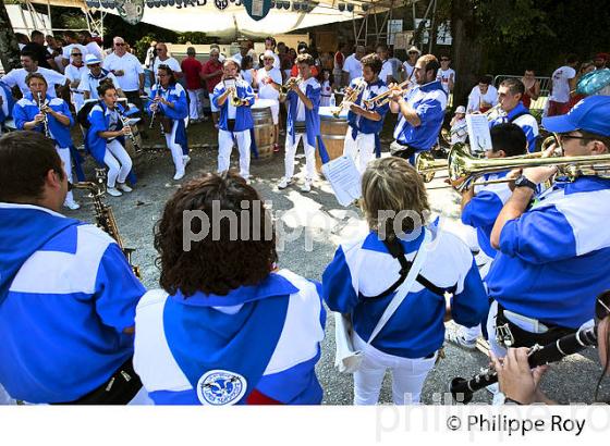 BANDA ET FESTAYRES, DANS LA  RUE,  FETES DE DAX, LANDES, GASCOGNE. (40F05914.jpg)