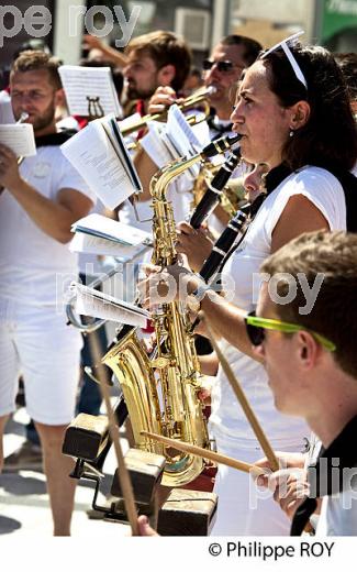 BANDA ET FESTAYRES, DANS LA  RUE,  FETES DE DAX, LANDES, GASCOGNE. (40F05917.jpg)