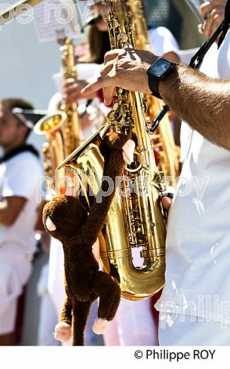 BANDA ET FESTAYRES, DANS LA  RUE,  FETES DE DAX, LANDES, GASCOGNE. (40F05918.jpg)