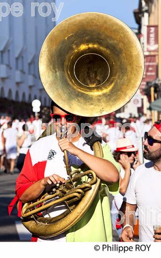 BANDA ET FESTAYRES, DANS LA  RUE,  FETES DE DAX, LANDES, GASCOGNE. (40F05919.jpg)