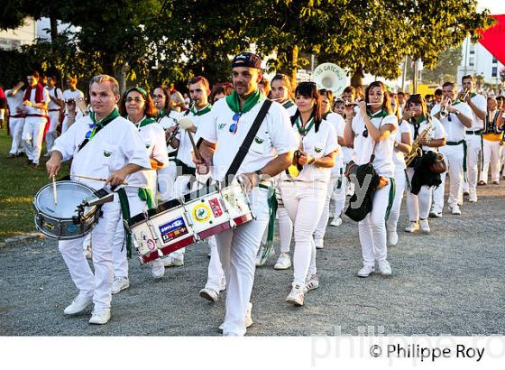 BANDA ET FESTAYRES, DANS LA  RUE,  FETES DE DAX, LANDES, GASCOGNE. (40F06022.jpg)