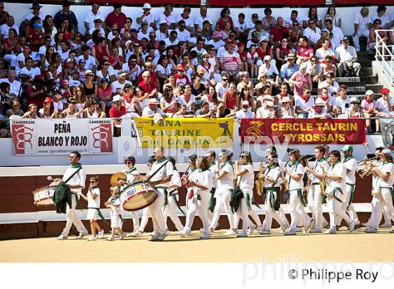 BANDA DANS L' ARENE POUR COURSE LANDAISE, ARENES  DE DAX, FETES DE DAX, LANDES, GASCOGNE. (40F06029.jpg)