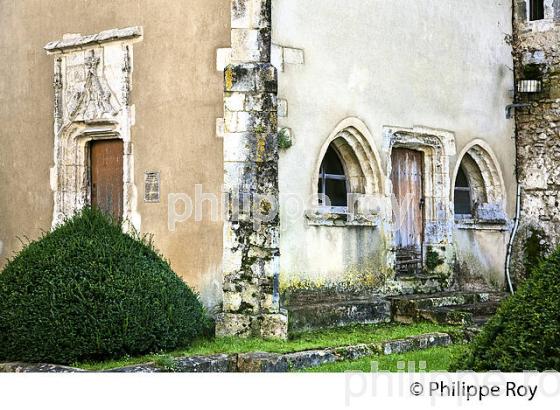 EGLISE SAINTE MARIE, VILLAGE FORTIFIE DE ROQUEFORT, LANDES. (40F06325.jpg)