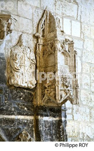 EGLISE SAINTE MARIE, VILLAGE FORTIFIE DE ROQUEFORT, LANDES. (40F06326.jpg)