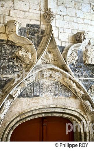 EGLISE SAINTE MARIE, VILLAGE FORTIFIE DE ROQUEFORT, LANDES. (40F06327.jpg)