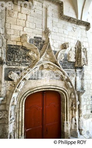 EGLISE SAINTE MARIE, VILLAGE FORTIFIE DE ROQUEFORT, LANDES. (40F06328.jpg)