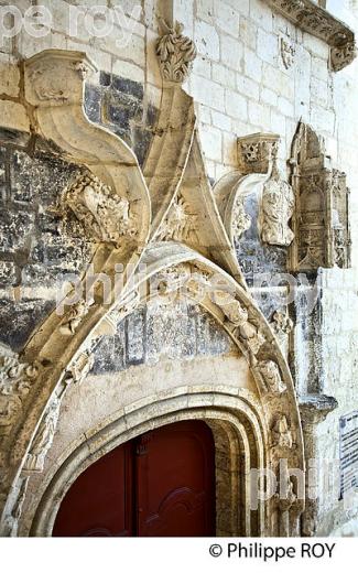 EGLISE SAINTE MARIE, VILLAGE FORTIFIE DE ROQUEFORT, LANDES. (40F06329.jpg)