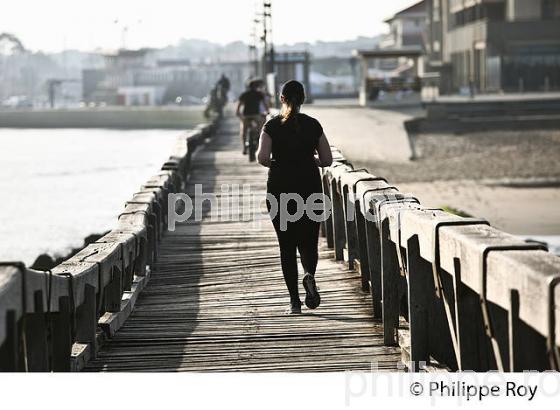 JOGGEUR SUR L' ESTACADE  DU  PORT DE   CAPBRETON, COTE D' ARGENT, LANDES. (40F07216.jpg)