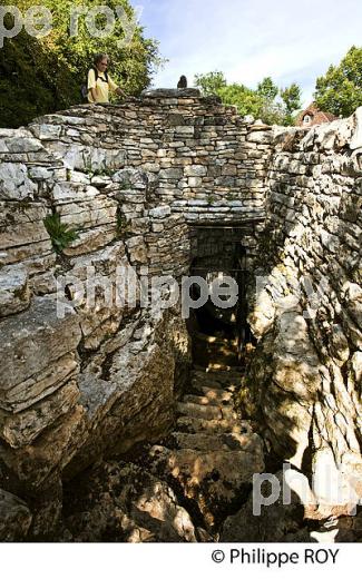 LA SOURCE DU HAMEAU DE SIRAN,  CIRQUE D' AUTOIRE, CAUSSE DU HAUT QUERCY, LOT. (46F00533.jpg)