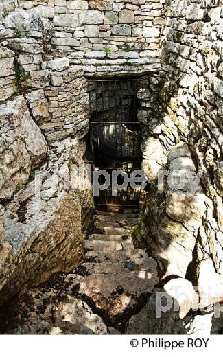 LA SOURCE DU HAMEAU DE SIRAN,  CIRQUE D' AUTOIRE, CAUSSE DU HAUT QUERCY, LOT. (46F00534.jpg)