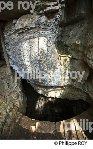 LA SOURCE DU HAMEAU DE SIRAN,  CIRQUE D' AUTOIRE, CAUSSE DU HAUT QUERCY, LOT. (46F00535.jpg)