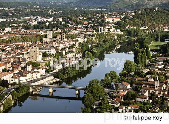 VUE GENERALE SUR LA VILLE DE CAHORS ET LE LOT, QUERCY. (46F00720.jpg)