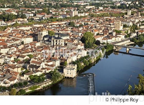 VUE GENERALE SUR LA VILLE DE CAHORS ET LE LOT, QUERCY. (46F00721.jpg)