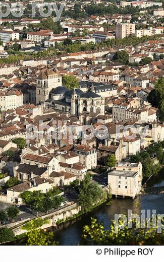 VUE GENERALE SUR LA VILLE DE CAHORS ET LE LOT, QUERCY. (46F00734.jpg)