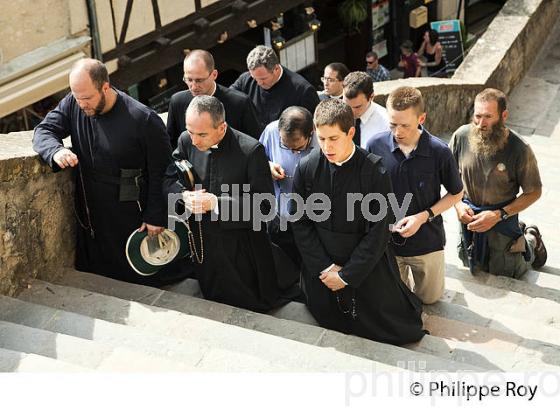 PROCESSION DU 15 AOUT, VILLAGE PERCHE  DE ROCAMADOUR, CAUSSE DE GRAMAT, HAUT QUERCY, LOT. (46F02015.jpg)